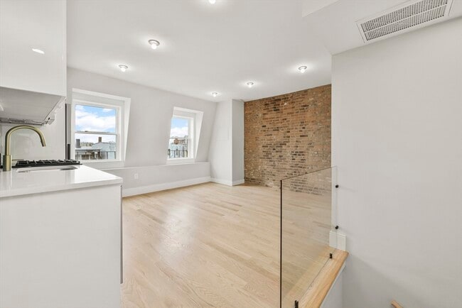 Building Photo - 127 Saratoga St