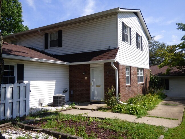 Building Photo - COMING SOON! Beautiful All Electric Townhome! Converted Garage, W/D, Small Pets Ok!