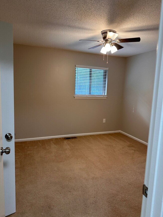 Building Photo - 102 Briarview Cir