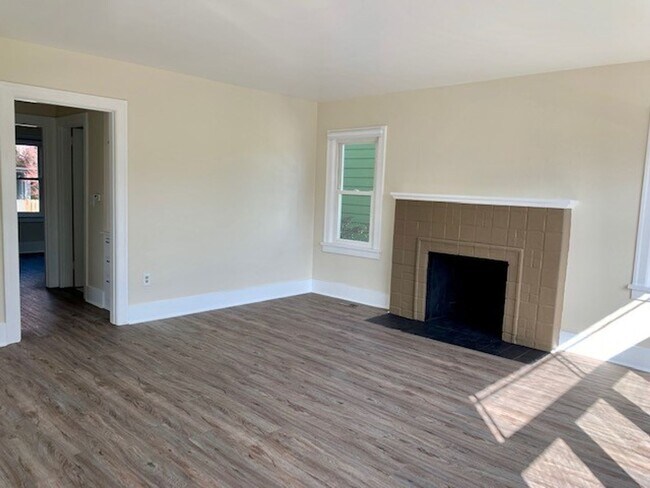 Building Photo - Remodeled 3 Bedroom Home-Duplex in Loyal Heights READY FOR MOVE IN NOW at $3875!