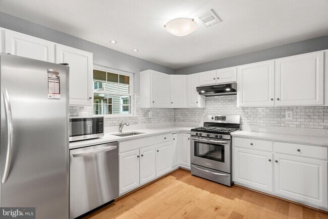 Building Photo - 543 Astor Square