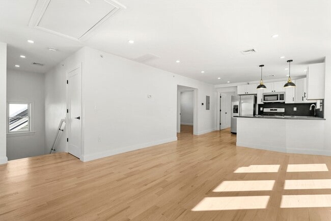 Building Photo - 55 Dustin St