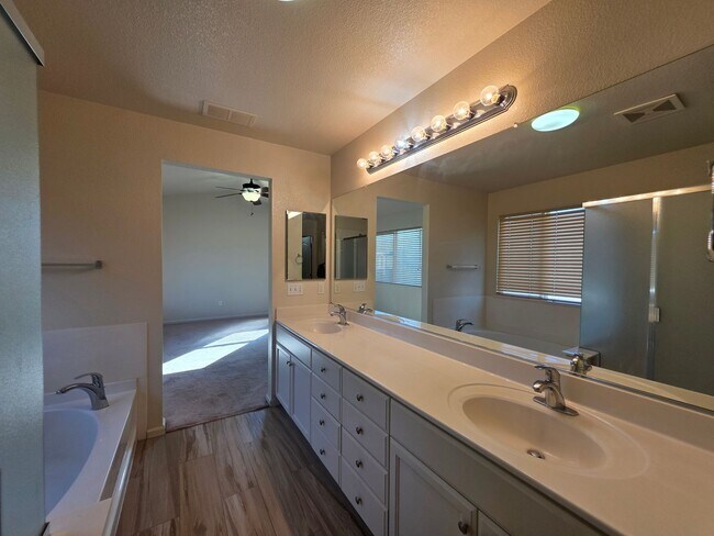 Building Photo - 4 bedroom in north Turlock!