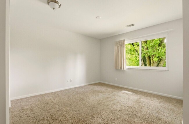 Building Photo - 2 Bedroom, 1.5 Bath Condo for Rent!