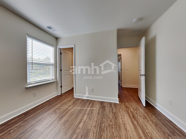 Building Photo - 984 Theodore Rd