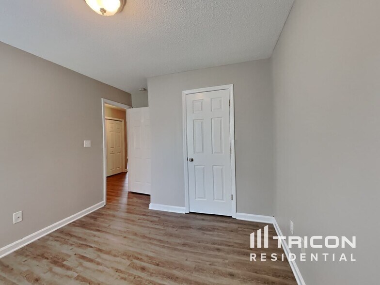 Building Photo - 2112 McKinnon Dr