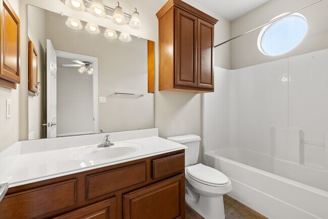 Building Photo - August 2026 Pre-Lease 4 bed Lakeridge - NO CARPET!