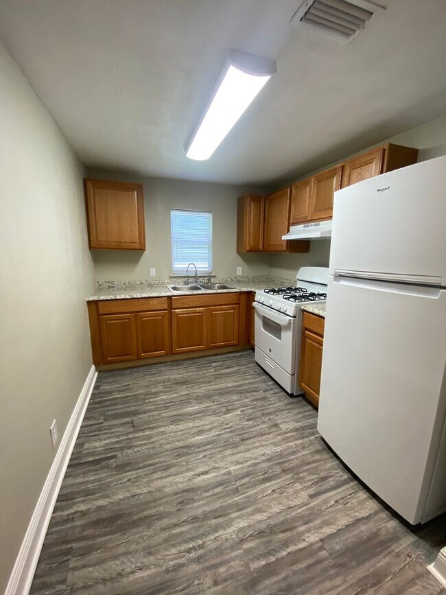 Building Photo - Walk to UF & Downtown!