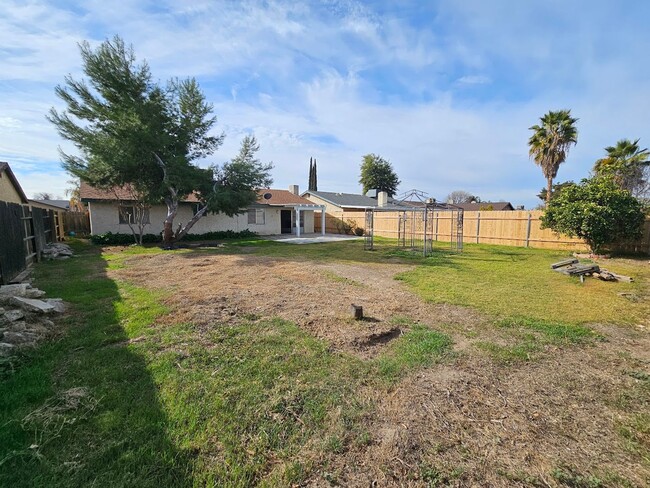 Building Photo - 3 Bd 2 Ba Home in South Bakersfield