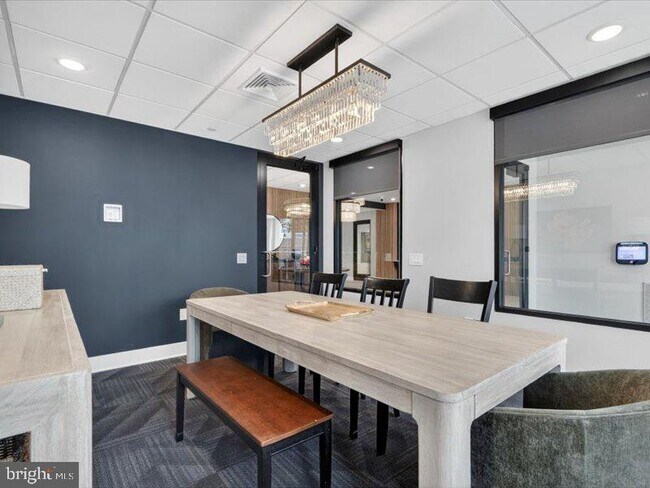 Building Photo - 624 Main St