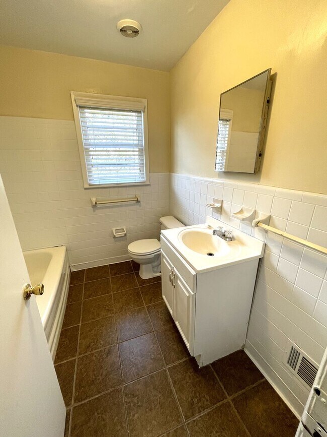 Building Photo - 5br House off S. Milledge (Available now o...