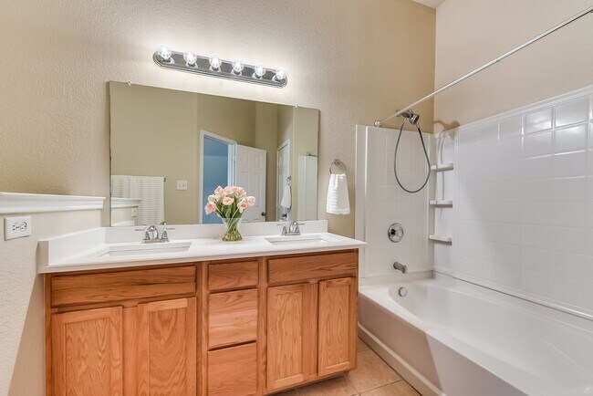 Building Photo - COMING SOON! CHARMMING 2 BEDROOM TOWNHOME ...