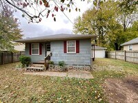 Building Photo - 1222 N Farmer Ave