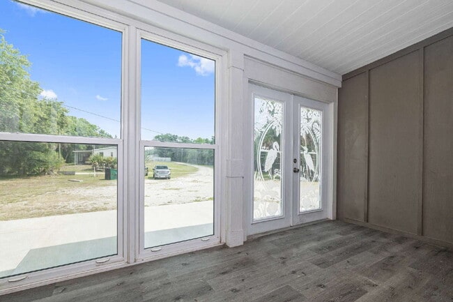 Building Photo - "Spacious 4-Bedroom Retreat with 3400 Sq Ft of Comfort in Gibsonton, FL!"