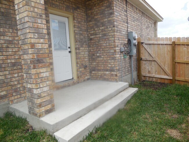 Building Photo - 613 Paseo del Plata Dr