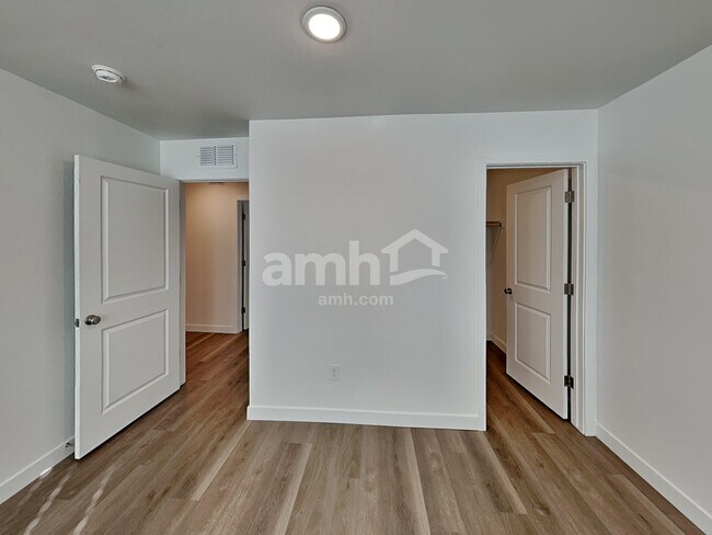 Building Photo - 9748 W Parkway Dr