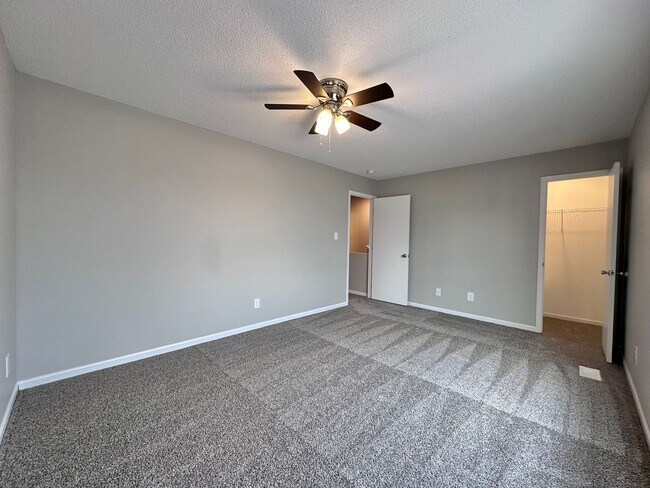 Building Photo - Rand 938 FABULOUS TOWNHOUSE! DON'T MISS TH...