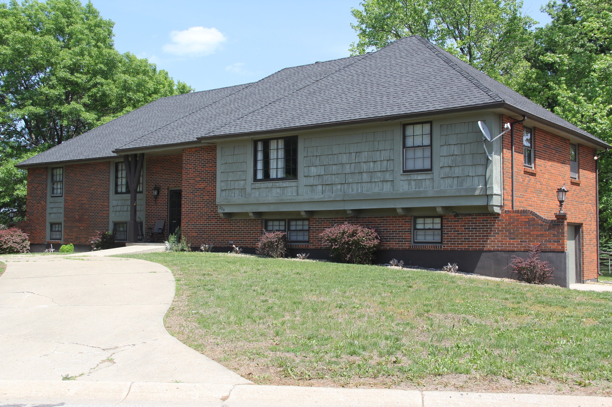 Building Photo - 220 NW Highland Ln