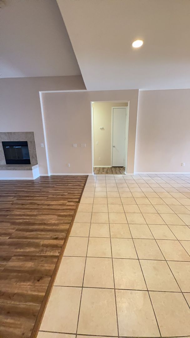 Building Photo - 3 BEDROOM VICTORVILLE HOME