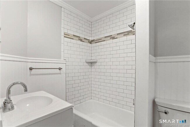Building Photo - 393 Huntington St
