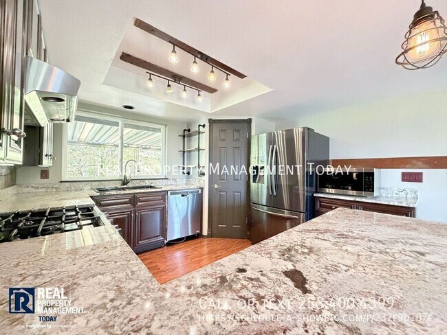 Building Photo - 1531 Vista Dr