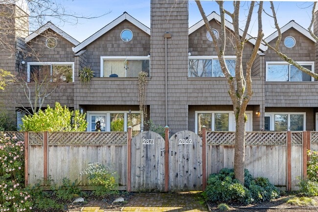 Building Photo - Bright 2 Bedroom 1.5 Bath Condo with Priva...