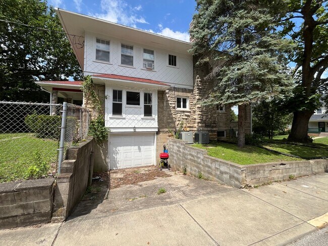 Building Photo - 5 BD/2BA Home next to Kirkwood with fenced backyard!