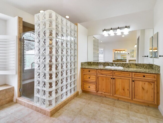 Building Photo - Beautiful custom home in The Promontory in...