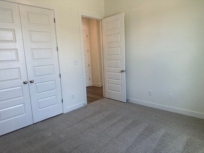 Building Photo - 5661 Pleasant Pk Pl