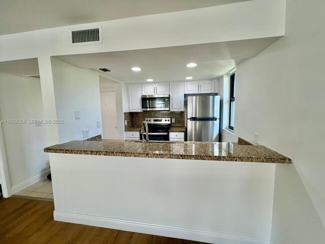 Building Photo - 8180 Geneva Ct