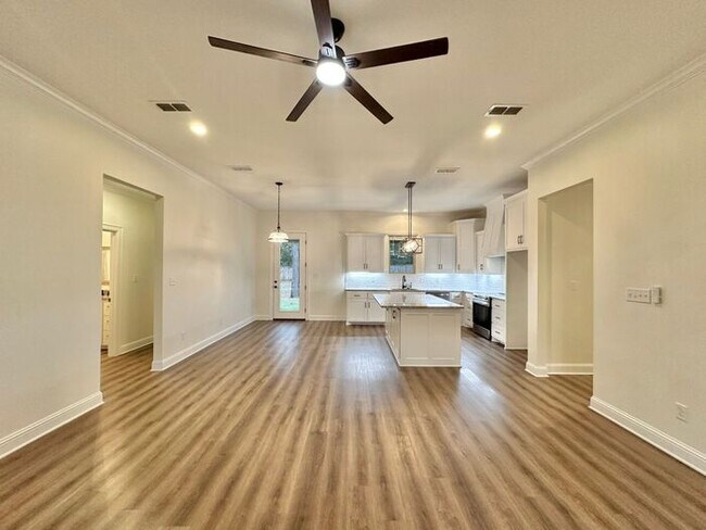 Building Photo - Stunning 3/2/2 on the Outskirts of Lindale!