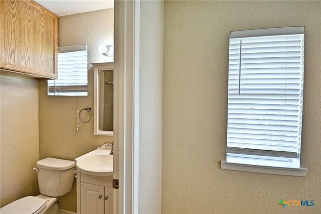 Building Photo - 525 Buttercup Ln