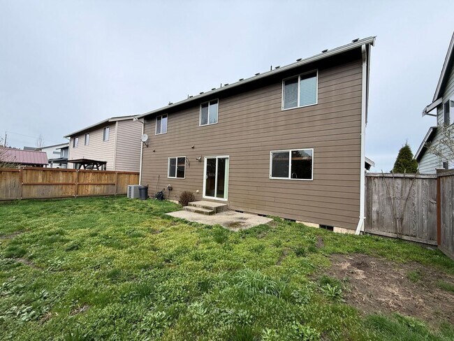 Building Photo - Beautiful 4 Bedroom in the Hidden Lake Community!