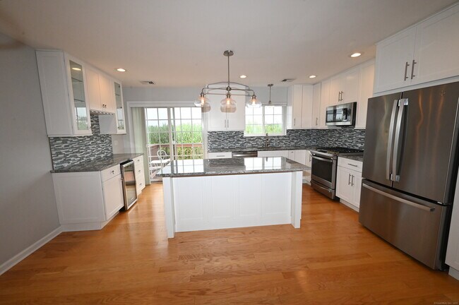 Building Photo - 560 Silver Sands Rd