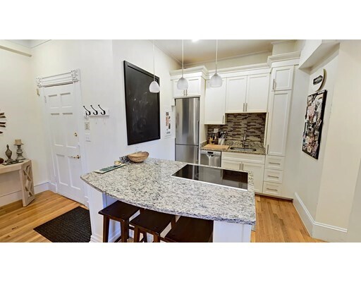 Building Photo - 15 Temple St