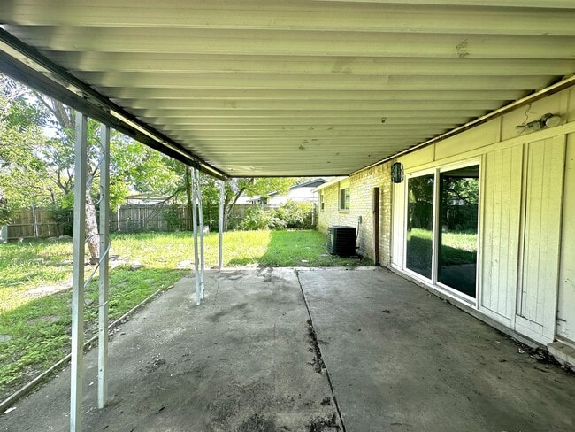Building Photo - 1554 Willowbrook St