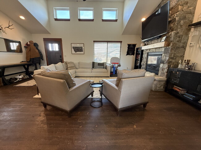 Building Photo - Stunning Single Level Home with Sprawling Fenced Yard