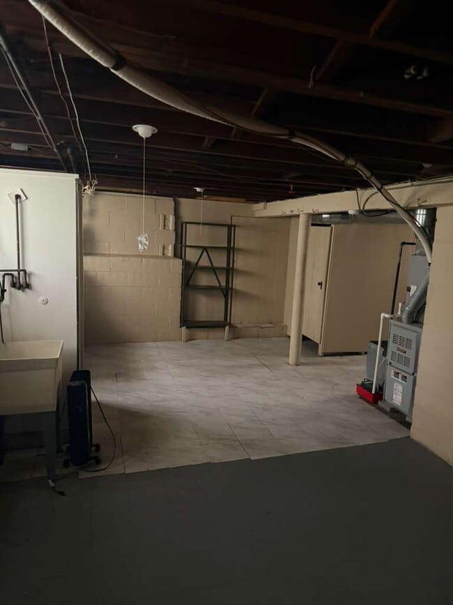 Building Photo - 10006 Plymouth Ave