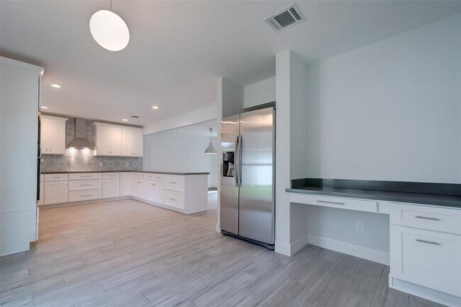 Building Photo - 818 Silvergate Dr