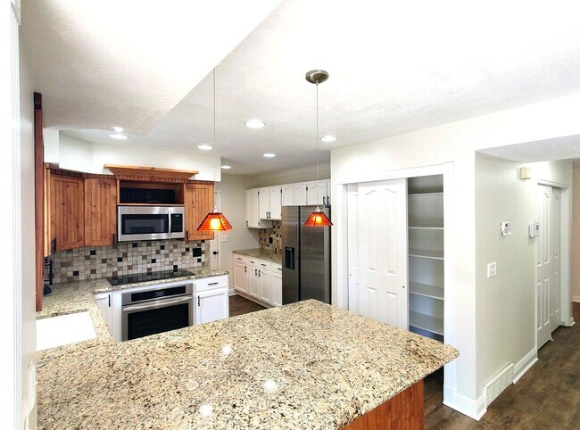 Building Photo - Beautiful 5 Bd 3.5 Ba Home w/Mother-In-Law...