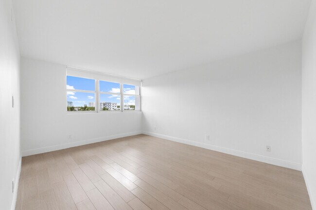 Building Photo - 16546 NE 26th Ave