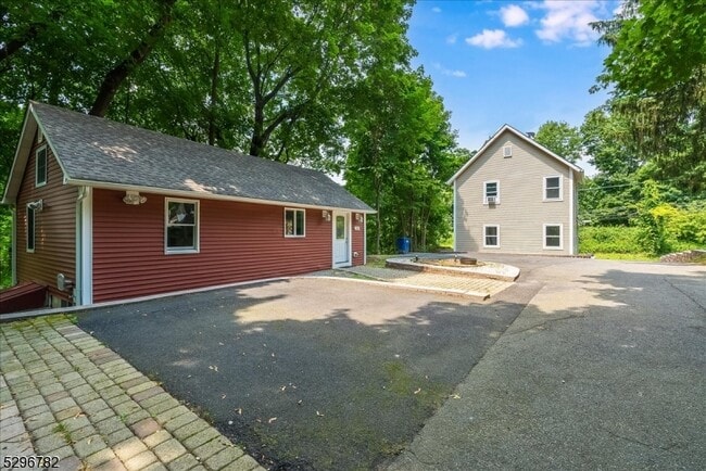 Building Photo - 132 Sparta Ave