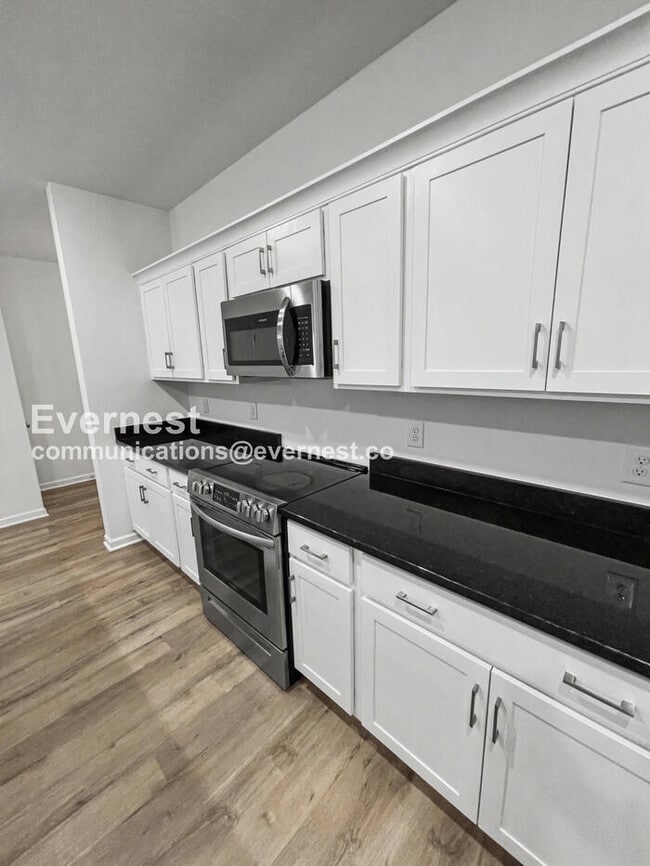 Building Photo - 3 Bed, 2.5 Bath Home with Fenced Yard & Garage / Available Now!