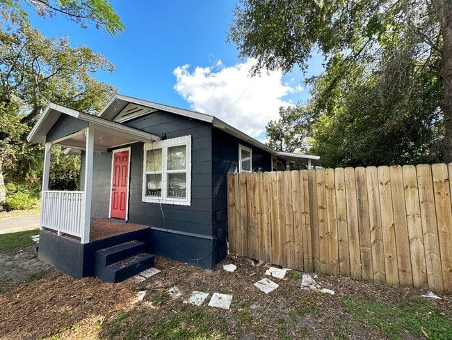Building Photo - Cozy 2 Bedroom, 1 Bathroom in Fifth Avenue Neighborhood