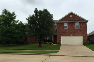 Building Photo - 2915 Holly Ln