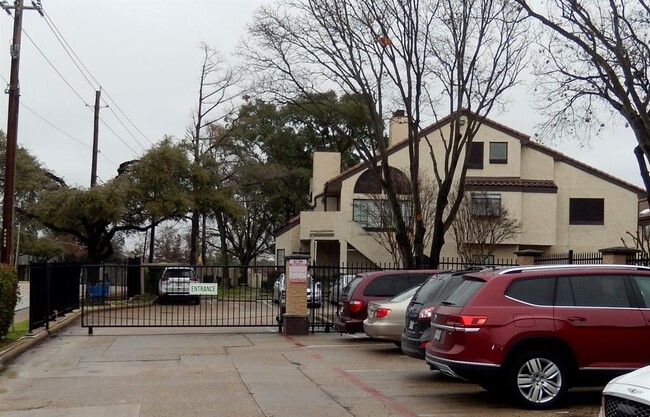 Building Photo - 5550 Spring Valley Rd
