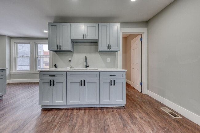 Building Photo - 68 Lewis Ave