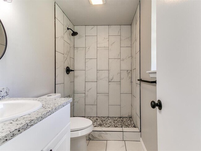 Building Photo - 502 N Oak St