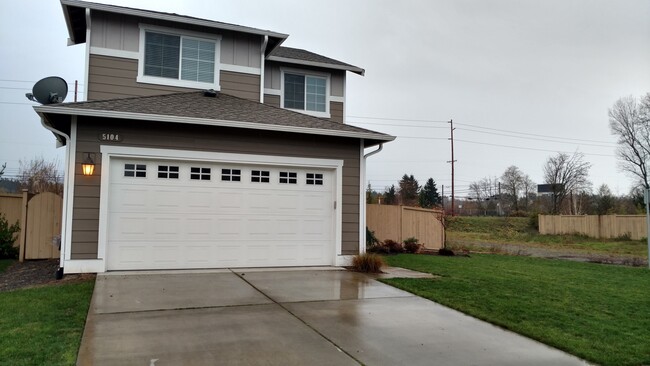 Building Photo - Spacious Fife 3 Bedroom with Fenced  Yard!