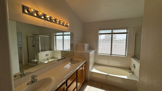 Building Photo - Pool & Spa plus 4 bedrooms